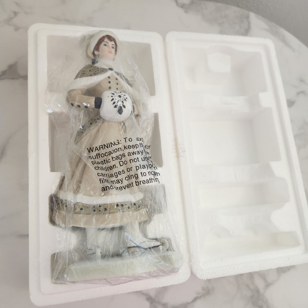 Avon Mrs. Albee 2014 Figurine  Collector’s Edition - Picture 16 of 16